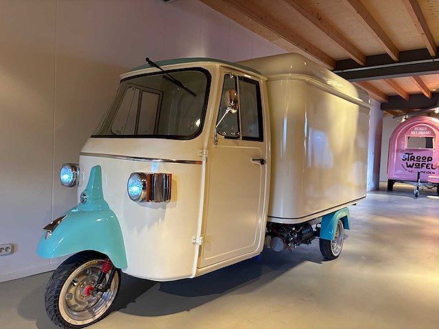 Vespa (look) - ape - ice cream - foodtruck - afbeelding 21 van  24
