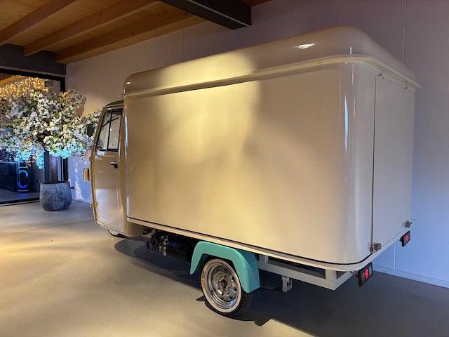Vespa (look) - ape - ice cream - foodtruck - afbeelding 22 van  24