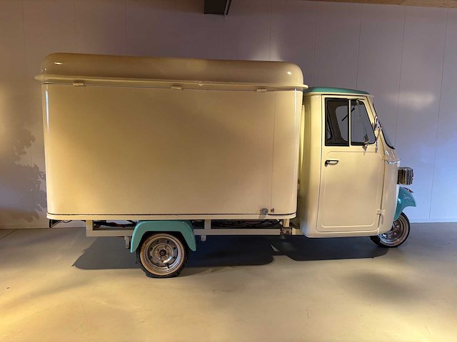 Vespa (look) - ape - ice cream - foodtruck - afbeelding 24 van  24