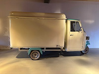 Vespa (look) - ape - ice cream - foodtruck - afbeelding 24 van  24