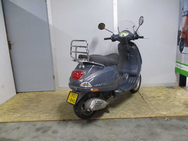 Vespa lx 50 - bromscooter - roma - scooter - afbeelding 9 van  11