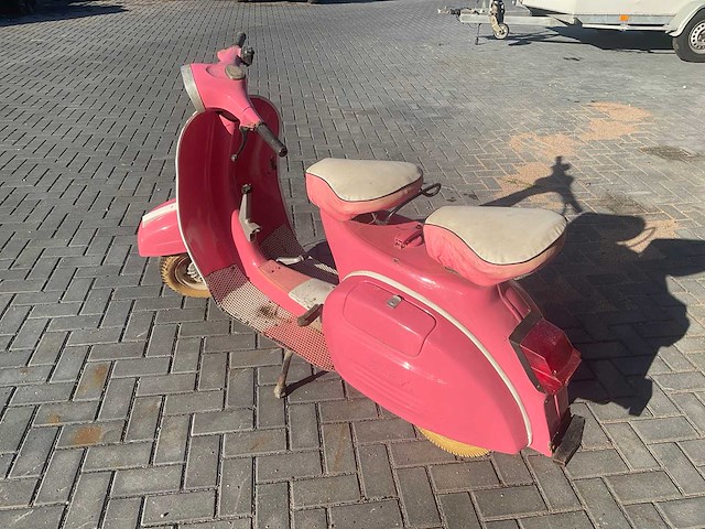 Vespa piaggio oldtimer scooter - afbeelding 11 van  15