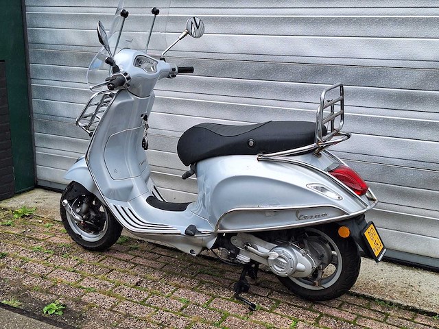 Vespa primavera 45km bromscooter 4-takt - afbeelding 3 van  7
