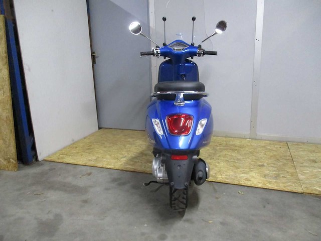 Vespa primavera 50 - bromscooter - e5 injectie - motorfiets - afbeelding 8 van  10