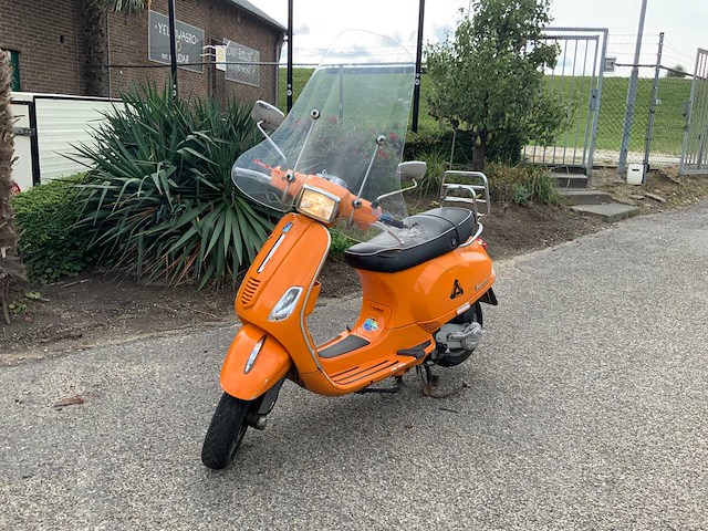 Vespa s scooter - afbeelding 1 van  13