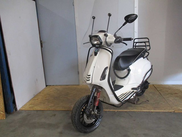 Vespa sprint - schade snorscooter - scooter - afbeelding 2 van  6