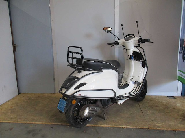 Vespa sprint - schade snorscooter - scooter - afbeelding 5 van  6