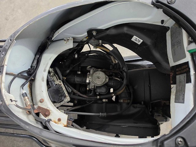 Vespa sprint- bromscooter - primavera op kenteken - 4t 45km uitvoering brommer f454st - afbeelding 7 van  8