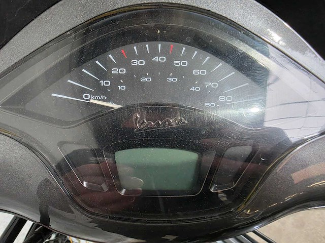 Vespa sprint- bromscooter - primavera op kenteken - 4t 45km uitvoering brommer f454st - afbeelding 8 van  8