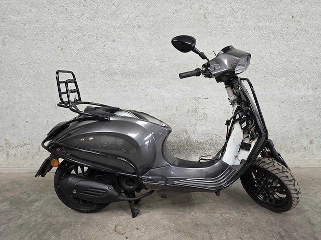 Vespa sprint- bromscooter - primavera op kenteken - 4t 45km uitvoering brommer f454st - afbeelding 2 van  6