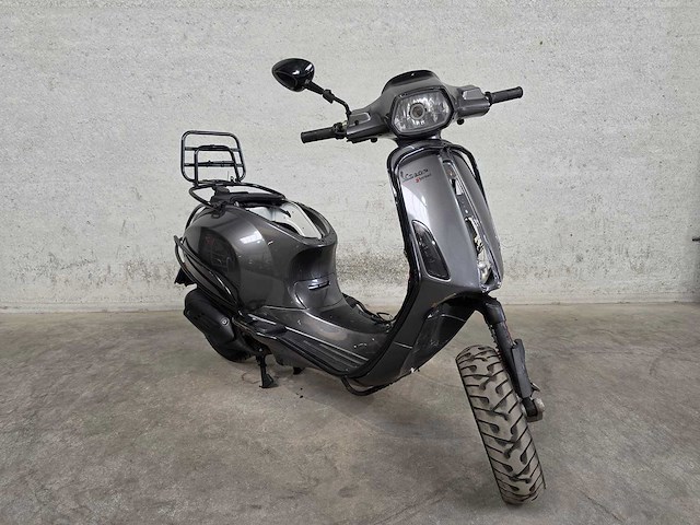 Vespa sprint- bromscooter - primavera op kenteken - 4t 45km uitvoering brommer f454st - afbeelding 5 van  6