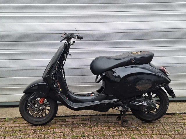 Vespa sprint 25km snorscooter 4-takt - afbeelding 1 van  6