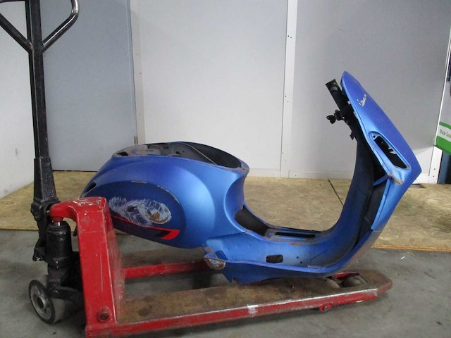 Vespa sprint schade frame - snorscooter - scooter - afbeelding 5 van  7