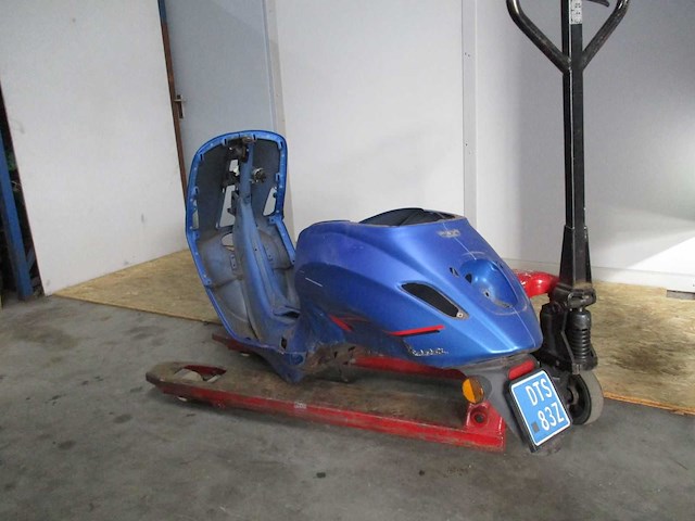 Vespa sprint schade frame - snorscooter - scooter - afbeelding 7 van  7