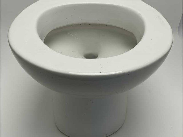 Vetus marine ceramic toilet bowl - durable compact sanitary fixture for boats and ships - afbeelding 1 van  4