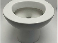 Vetus marine ceramic toilet bowl - durable compact sanitary fixture for boats and ships - afbeelding 2 van  4