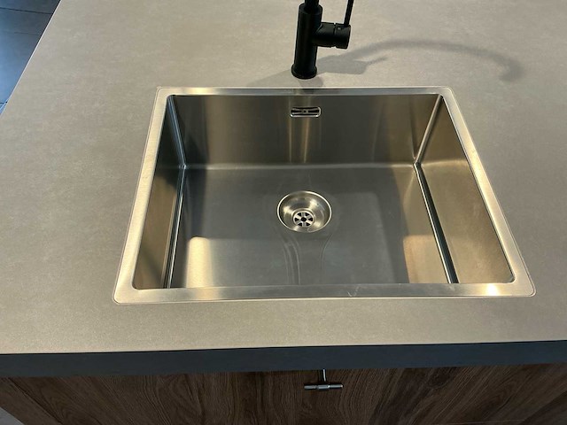 Vevo kookeiland 256 x 90 cm met inductiekookplaat, spoelbak, kraan en pelgrim vaatwasser - afbeelding 2 van  10