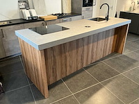 Vevo kookeiland 256 x 90 cm met inductiekookplaat, spoelbak, kraan en pelgrim vaatwasser