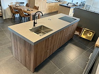 Vevo kookeiland 256 x 90 cm met inductiekookplaat, spoelbak, kraan en pelgrim vaatwasser - afbeelding 18 van  24