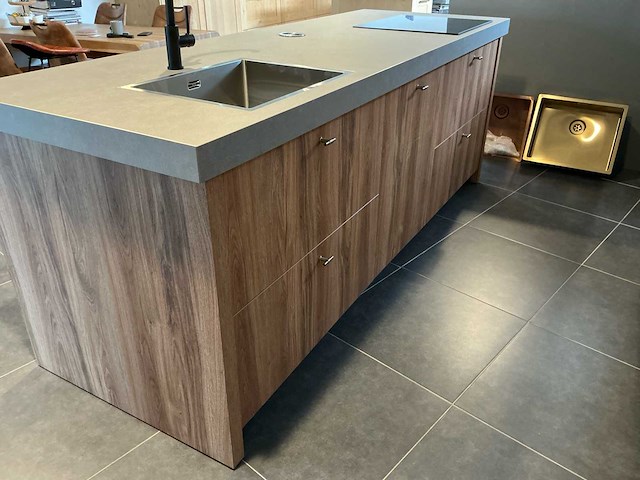 Vevo kookeiland 256 x 90 cm met inductiekookplaat, spoelbak, kraan en pelgrim vaatwasser - afbeelding 1 van  10