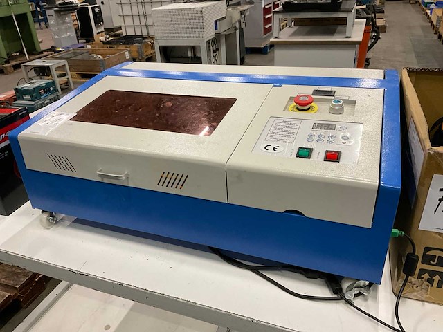 Vevor 40w co2 lasersnijmachine - afbeelding 1 van  5