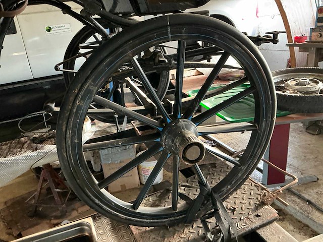 Victoria paarden koets - afbeelding 12 van  16