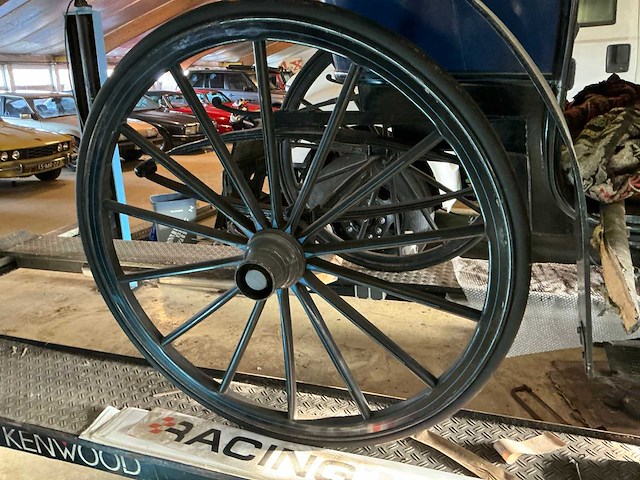 Victoria paarden koets - afbeelding 13 van  16