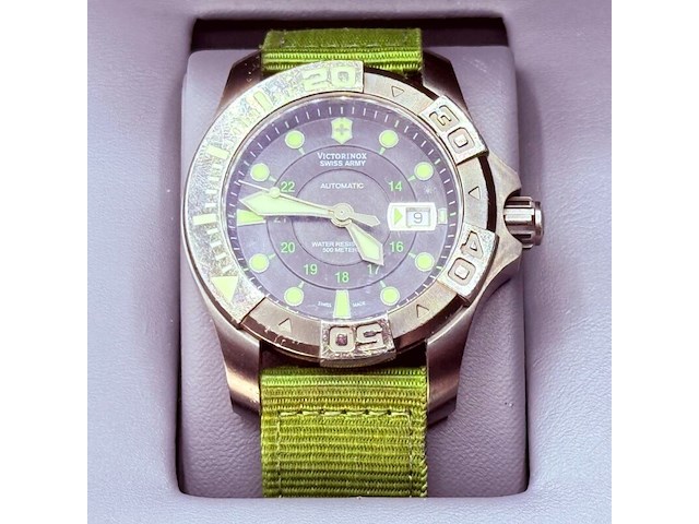 Victorinox swiss army 500m automatisch duikhorloge - afbeelding 1 van  12