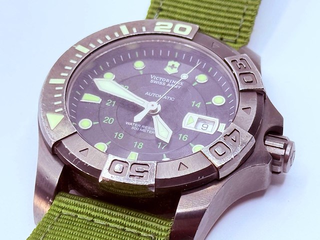 Victorinox swiss army 500m automatisch duikhorloge - afbeelding 7 van  12