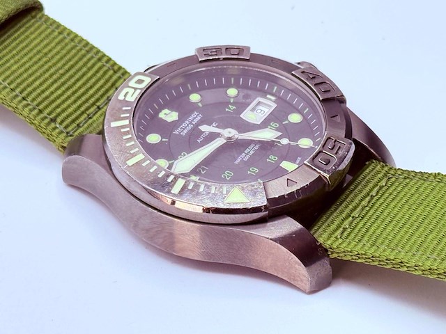 Victorinox swiss army 500m automatisch duikhorloge - afbeelding 9 van  12