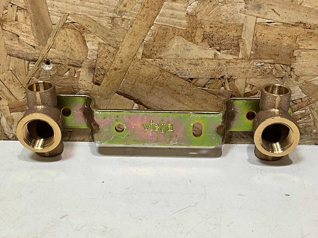 Viega muurplaatbeugel gebogen soldeer 15mmx1/2"bn. hoh 150mm doorlopend (6x) - afbeelding 1 van  3