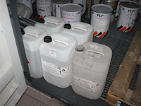 Vier 25 liter cans thinner, deels aangebroken. - afbeelding 1 van  2
