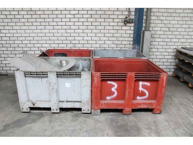 Vier accubakken gevuld met divers restant metaal w.o. rvs, aluminium en staal. - afbeelding 1 van  3