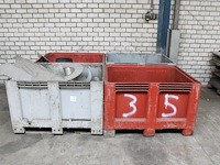 Vier accubakken gevuld met divers restant metaal w.o. rvs, aluminium en staal. - afbeelding 1 van  3