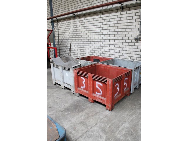 Vier accubakken gevuld met divers restant metaal w.o. rvs, aluminium en staal. - afbeelding 2 van  3