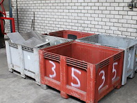 Vier accubakken gevuld met divers restant metaal w.o. rvs, aluminium en staal. - afbeelding 2 van  3