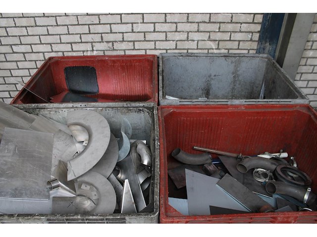 Vier accubakken gevuld met divers restant metaal w.o. rvs, aluminium en staal. - afbeelding 3 van  3