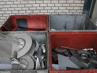 Vier accubakken gevuld met divers restant metaal w.o. rvs, aluminium en staal. - afbeelding 3 van  3