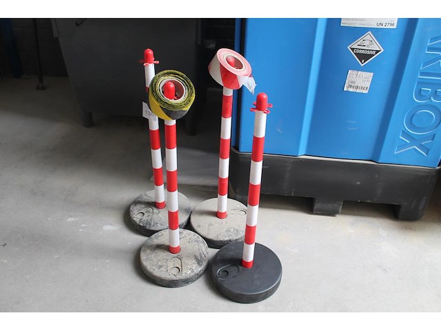 Vier afzetpalen met twee tweekleurige linten. - afbeelding 1 van  2