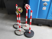 Vier afzetpalen met twee tweekleurige linten. - afbeelding 1 van  2