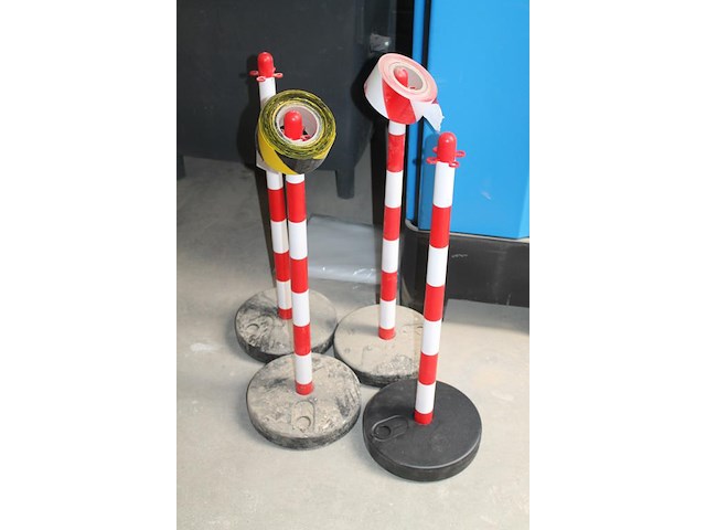 Vier afzetpalen met twee tweekleurige linten. - afbeelding 2 van  2