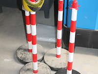 Vier afzetpalen met twee tweekleurige linten. - afbeelding 2 van  2
