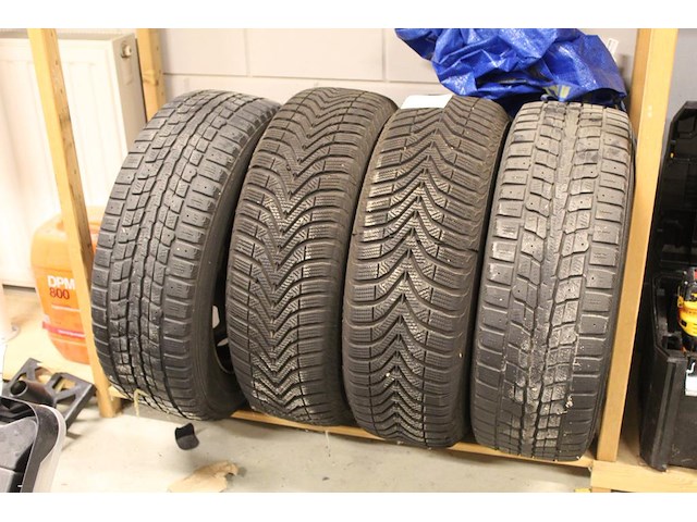 Vier banden op velg 185/35r15 - afbeelding 1 van  3