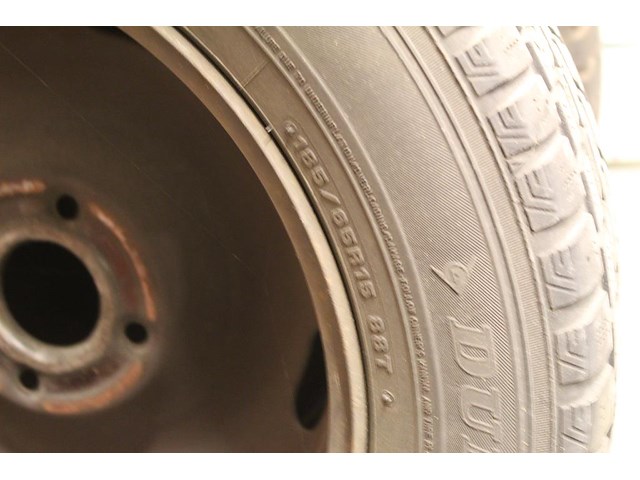 Vier banden op velg 185/35r15 - afbeelding 2 van  3