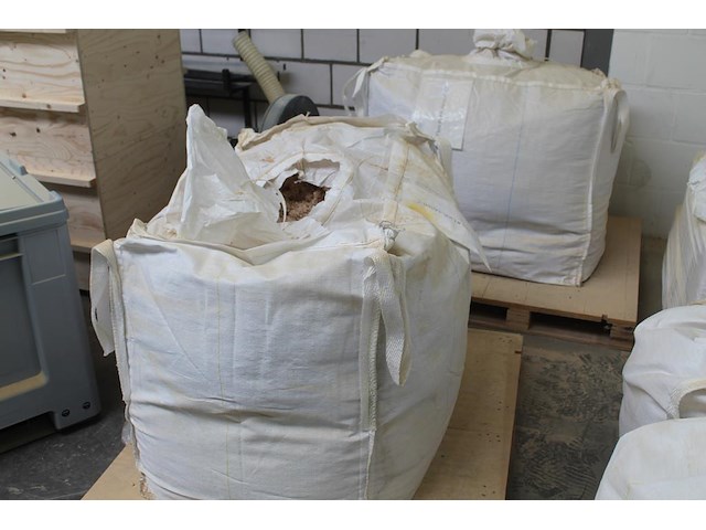 Vier bigbags met zaagsel in diverse uitvoeringen. - afbeelding 1 van  4