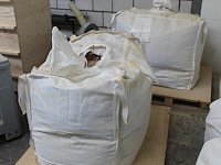 Vier bigbags met zaagsel in diverse uitvoeringen. - afbeelding 1 van  4