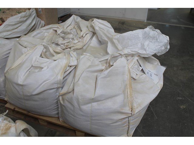 Vier bigbags met zaagsel in diverse uitvoeringen. - afbeelding 2 van  4