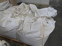 Vier bigbags met zaagsel in diverse uitvoeringen. - afbeelding 2 van  4