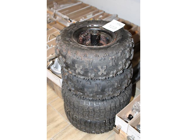 Vier bolderkarwielen in 2 maten w.o. 13x5.00-6. - afbeelding 2 van  2