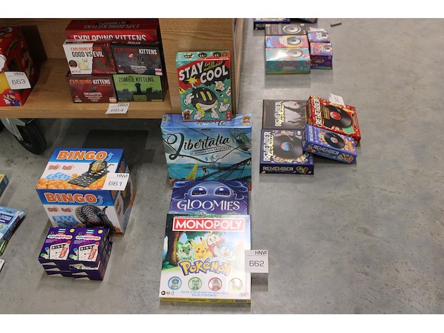Vier bordspellen w.o. monopoly en stay cool. - afbeelding 1 van  2